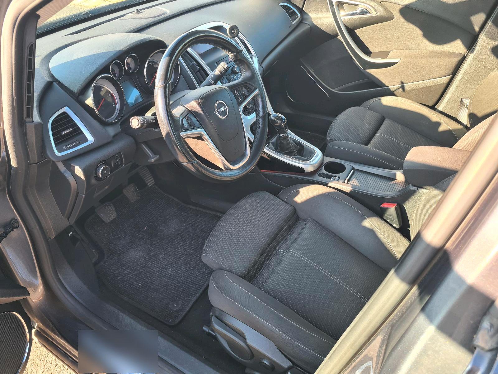 Opel Astra 2011 — photo 8