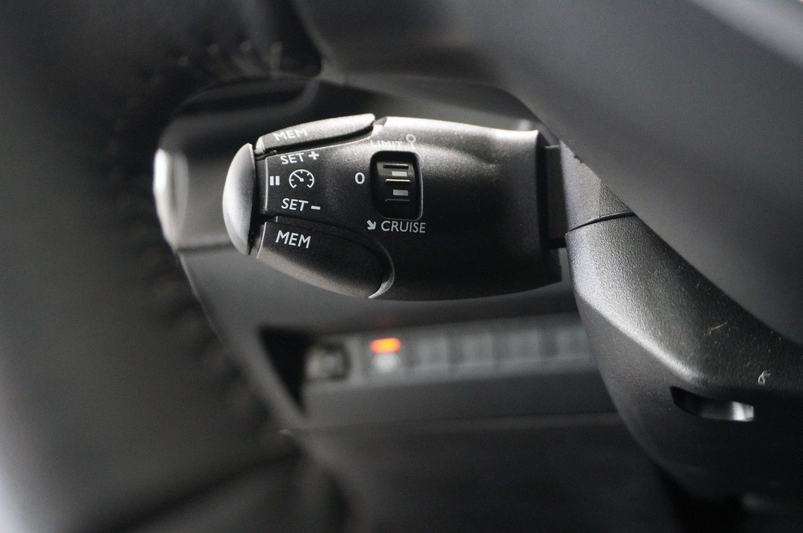 Fahrzeugabbildung Peugeot 208 1.5 HDI ACTICE NAVI/LED/SHZ/PDC/SPORT/TEMP.