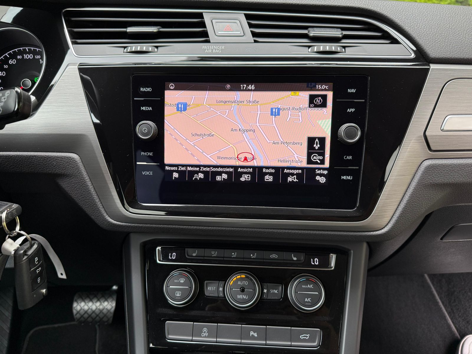 Fahrzeugabbildung Volkswagen Touran 2.0 TDI DSG Comfort LED+NAV+ACC+SHZ+CARPL