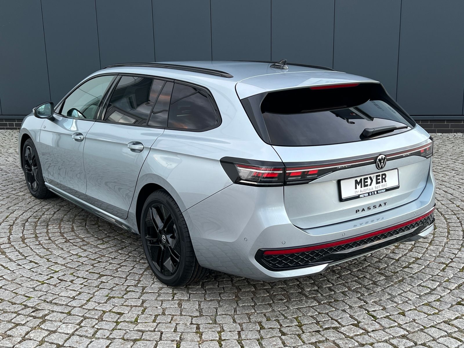 Fahrzeugabbildung Volkswagen Passat Variant R-Line 2.0 TDI DSG 4MOTION *AHK,