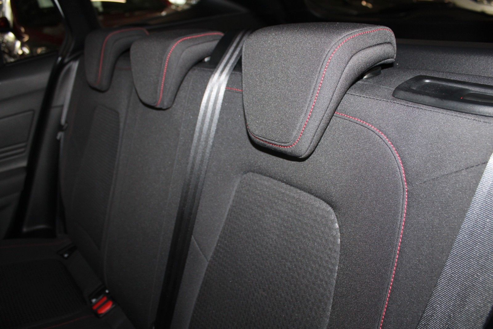 Fahrzeugabbildung Ford Focus ST-Line Turnier LED Park + Winter Paket