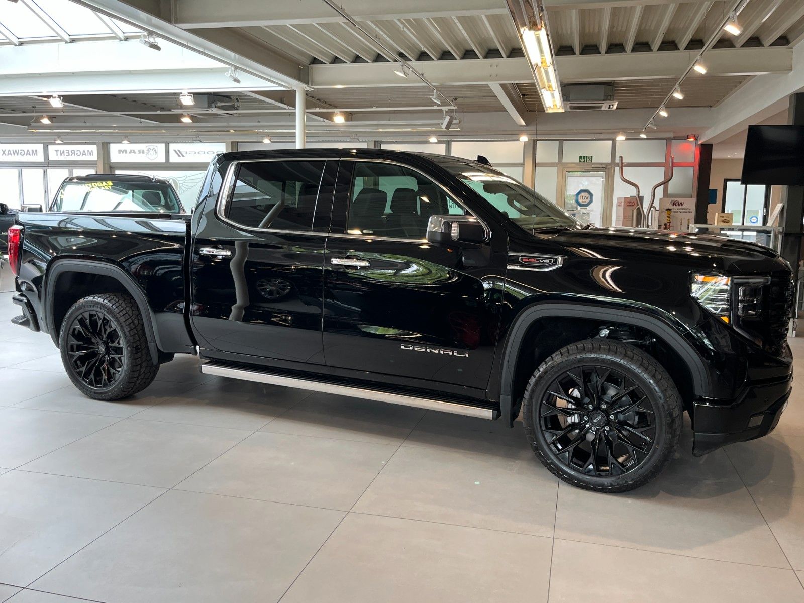 Fahrzeugabbildung GMC Sierra 1500 Denali Black 6.2 LPG*HeadUp*360°