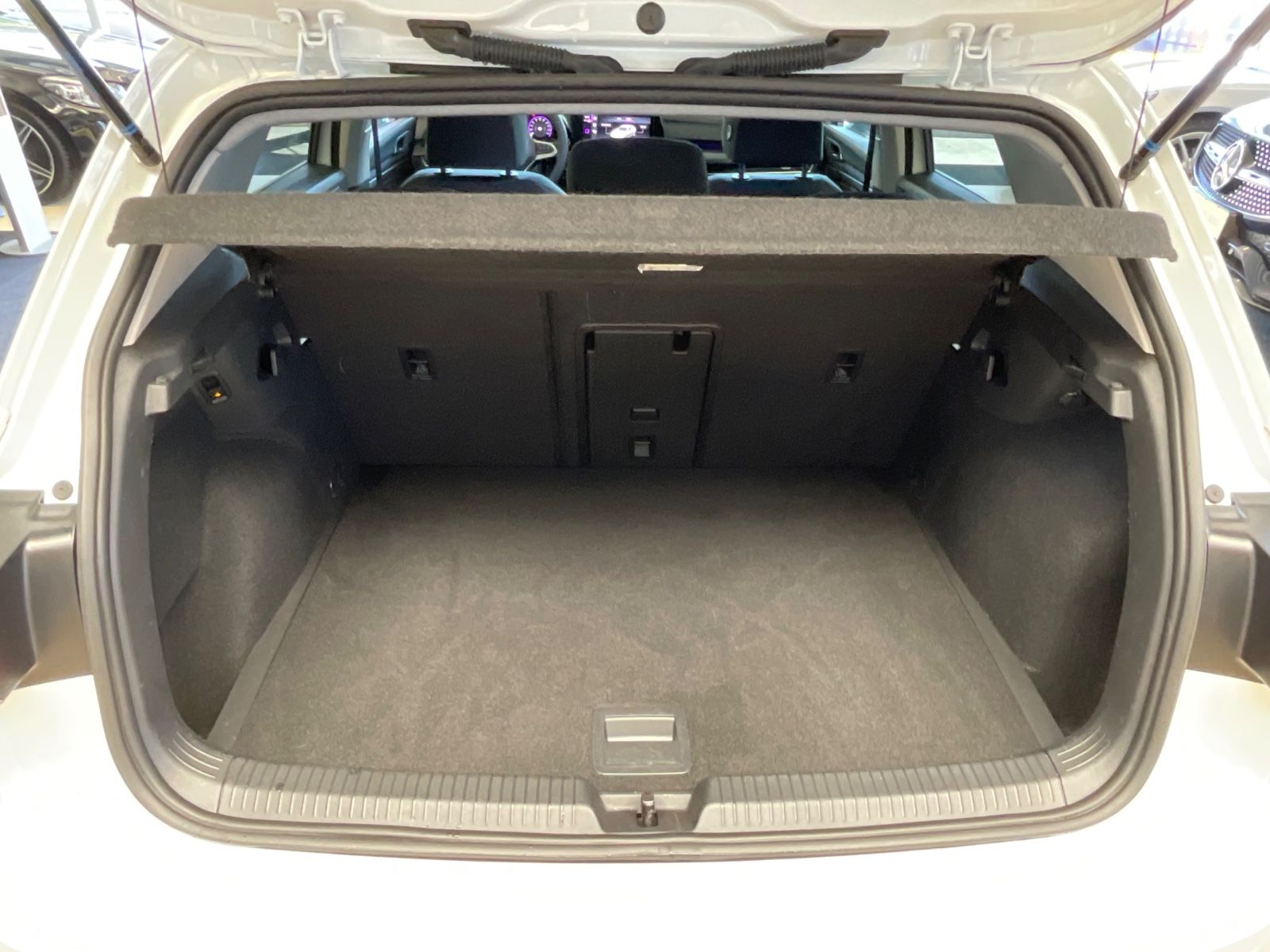 Fahrzeugabbildung Volkswagen Golf VIII Lim. United eTSI