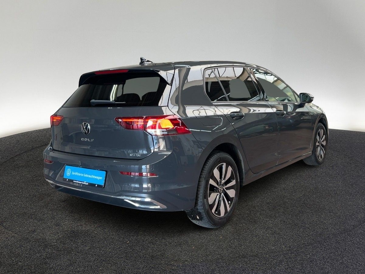 Volkswagen Golf VIII 1.0 eTSI Move DSG Rear View App Connct foto 5