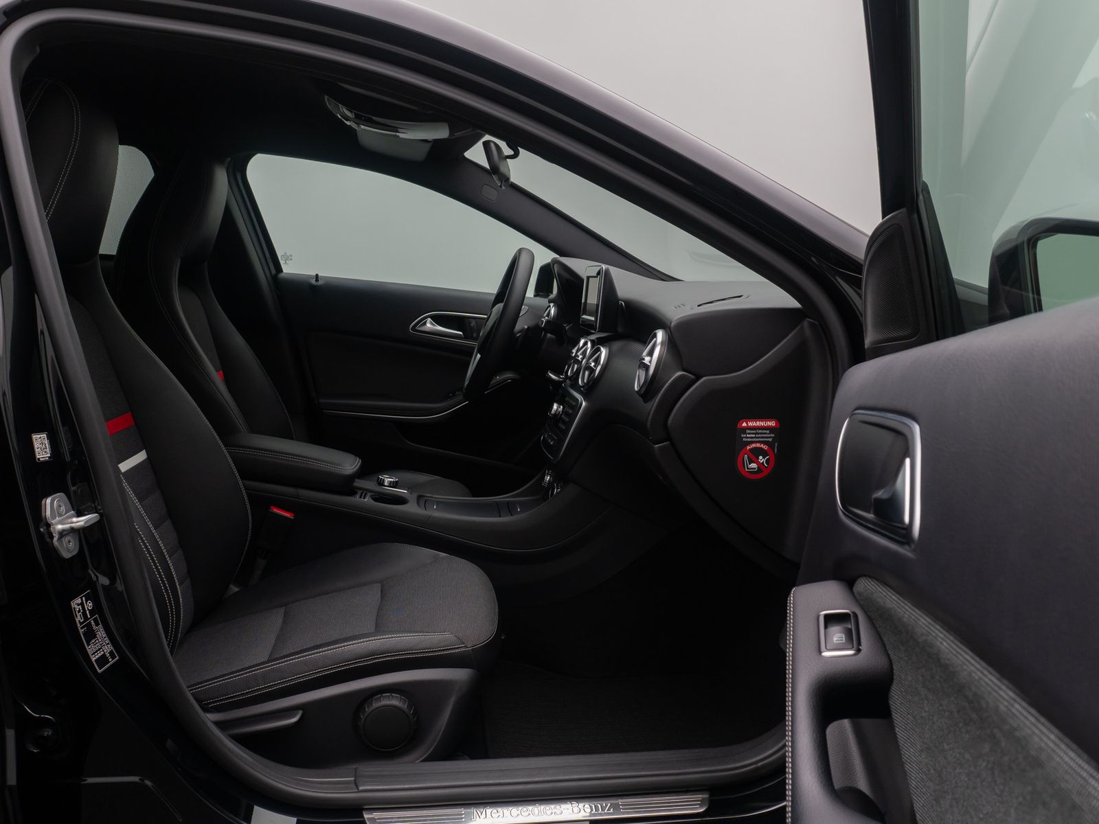 Fahrzeugabbildung Mercedes-Benz A180 BlueEfficiency Navi Sound Tempomat ParkAsst