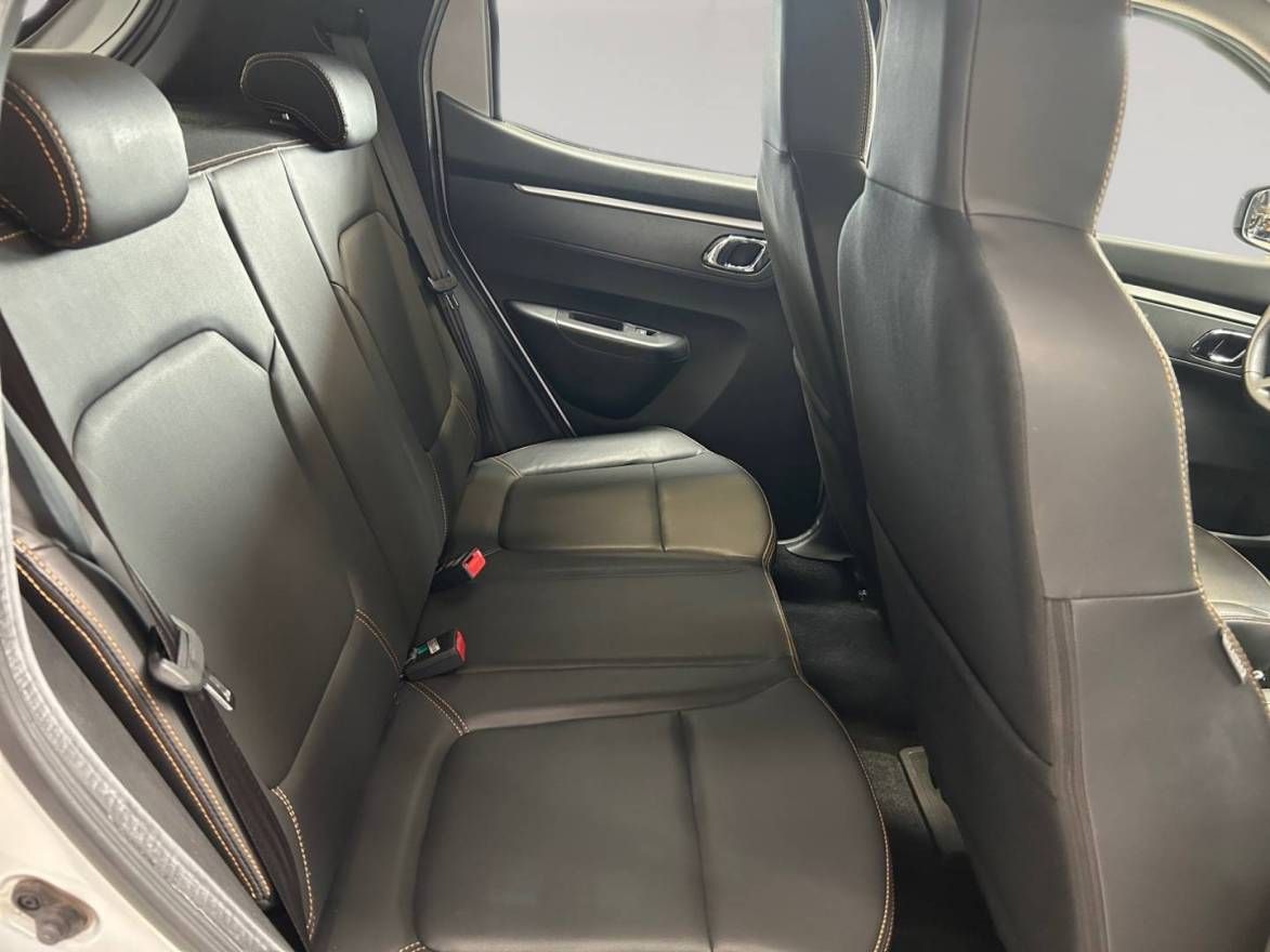 Fahrzeugabbildung Dacia Spring Comfort Plus mit Look-Paket-Orange