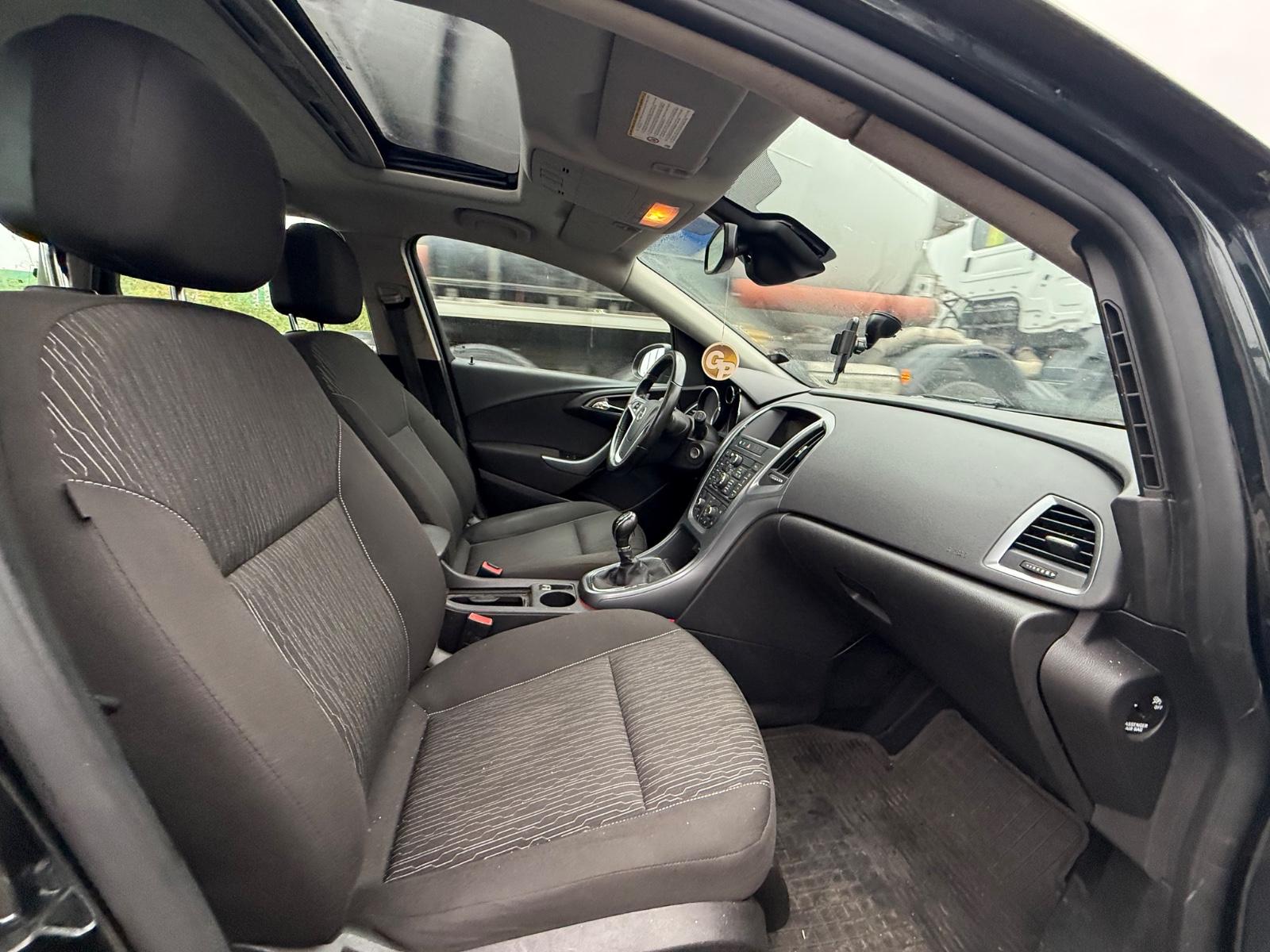 Opel Astra 2014 — фото 10