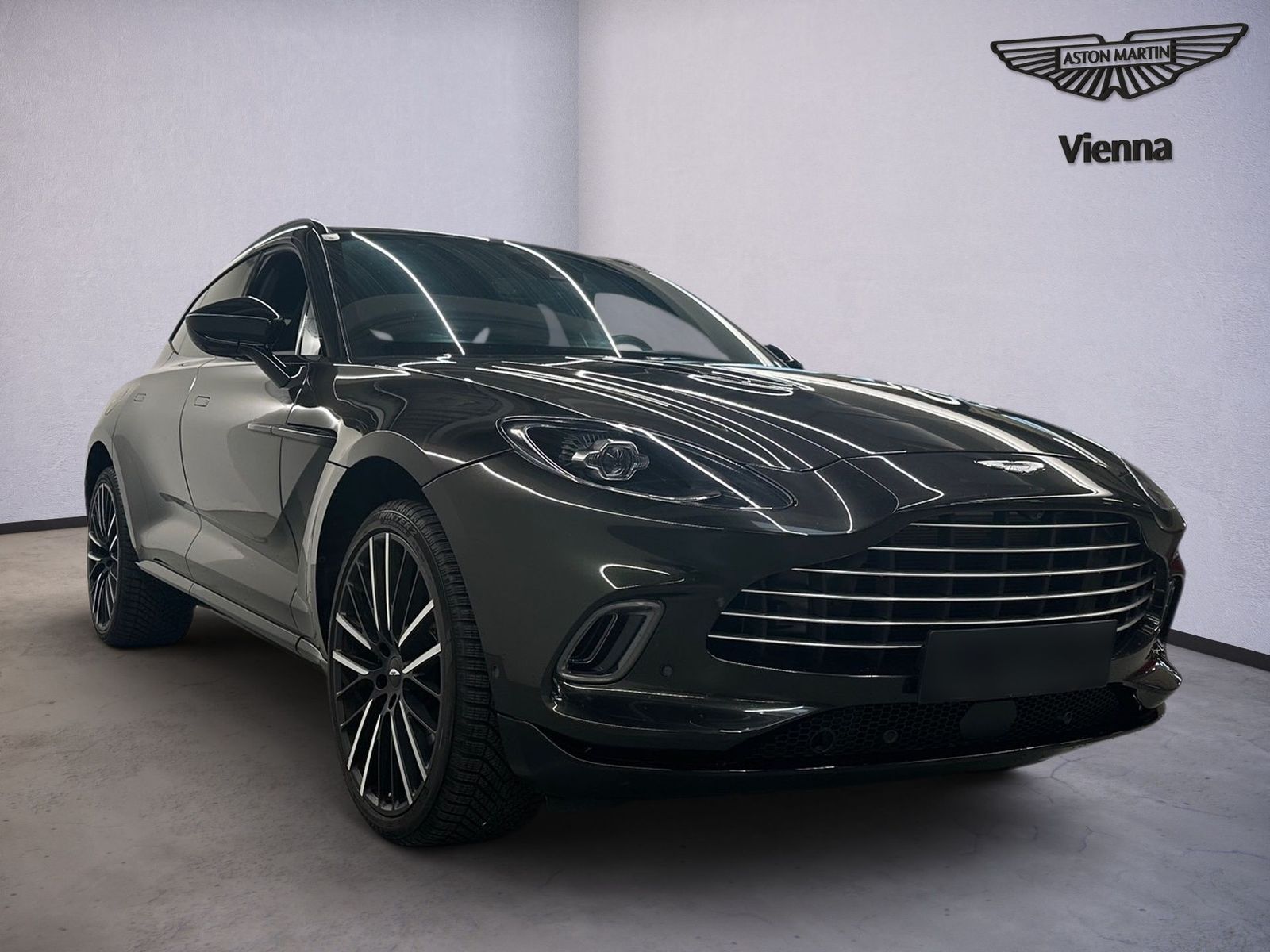 Aston Martin DBX 550 / Minotaur Green / Black Pack / 23'' imagem 2