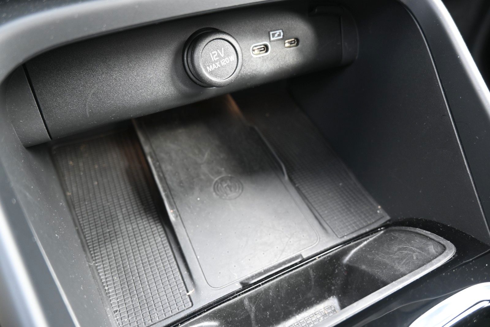 Fahrzeugabbildung Volvo XC40 B4 DKG Plus Black Edition*FSHZG*360°*ACC