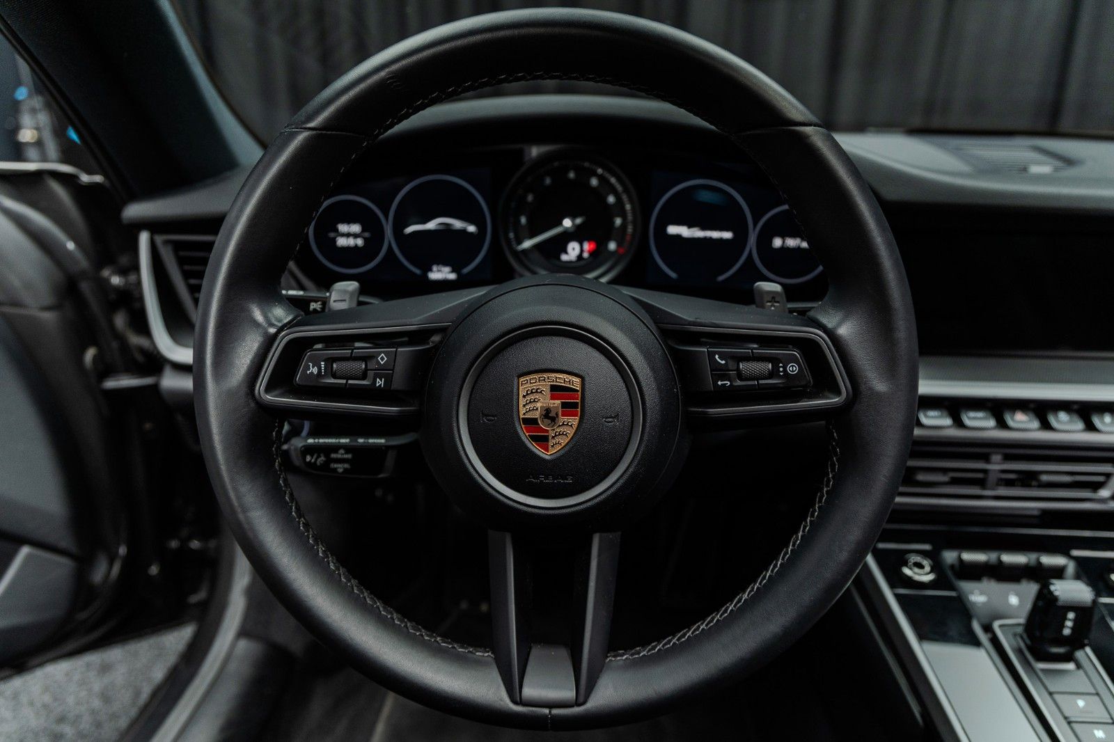 Fahrzeugabbildung Porsche 992 + 1. Hand + 16.050 km + Schiebedach + PDK