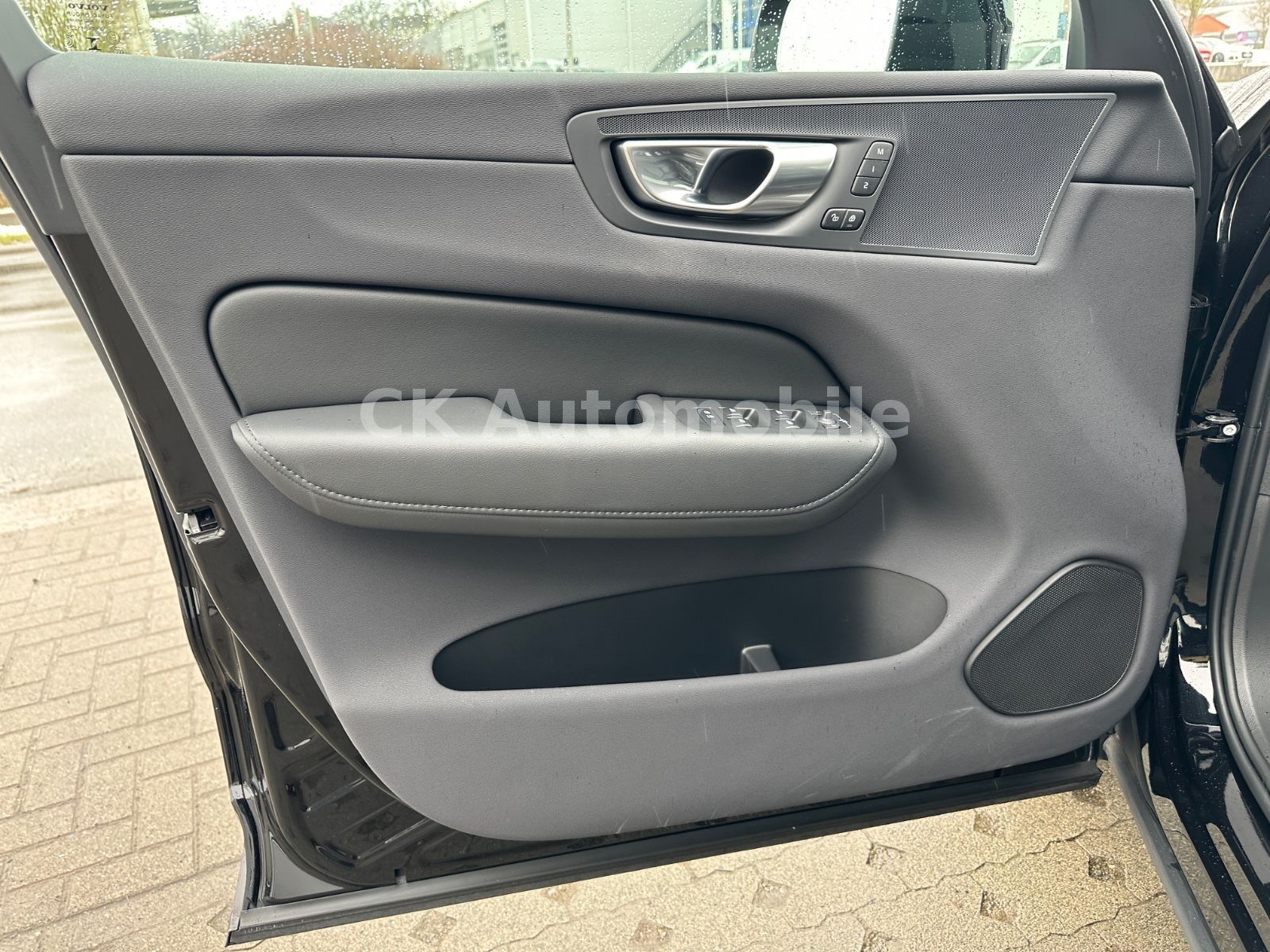 Fahrzeugabbildung Volvo XC60 T6 AWD Recharge Plus Dark/Pano/BLIS/AHK