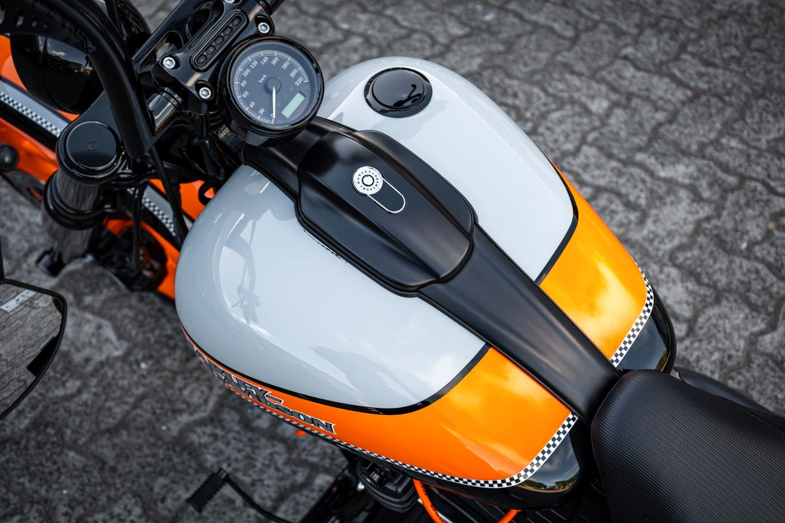 Fahrzeugabbildung Harley-Davidson FXSB Breakout 103 - Kesstech/Airride/Heckumbau -