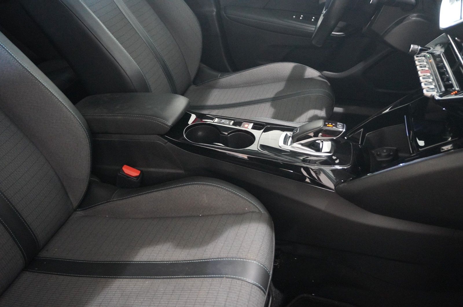 Fahrzeugabbildung Peugeot 2008 1.2T ALLURE PACK NAVI/LED/KAMERA/VIRT/3D