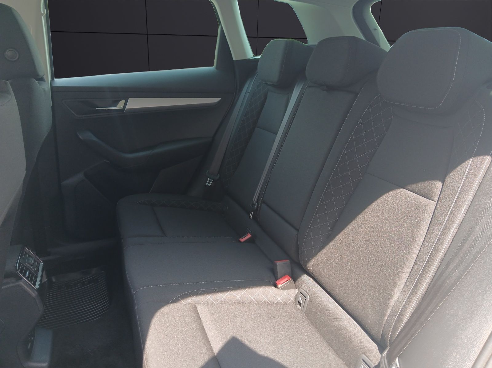 Fahrzeugabbildung SKODA Karoq TSI Ambition  DSG LED Navi GRA PDC SH LM