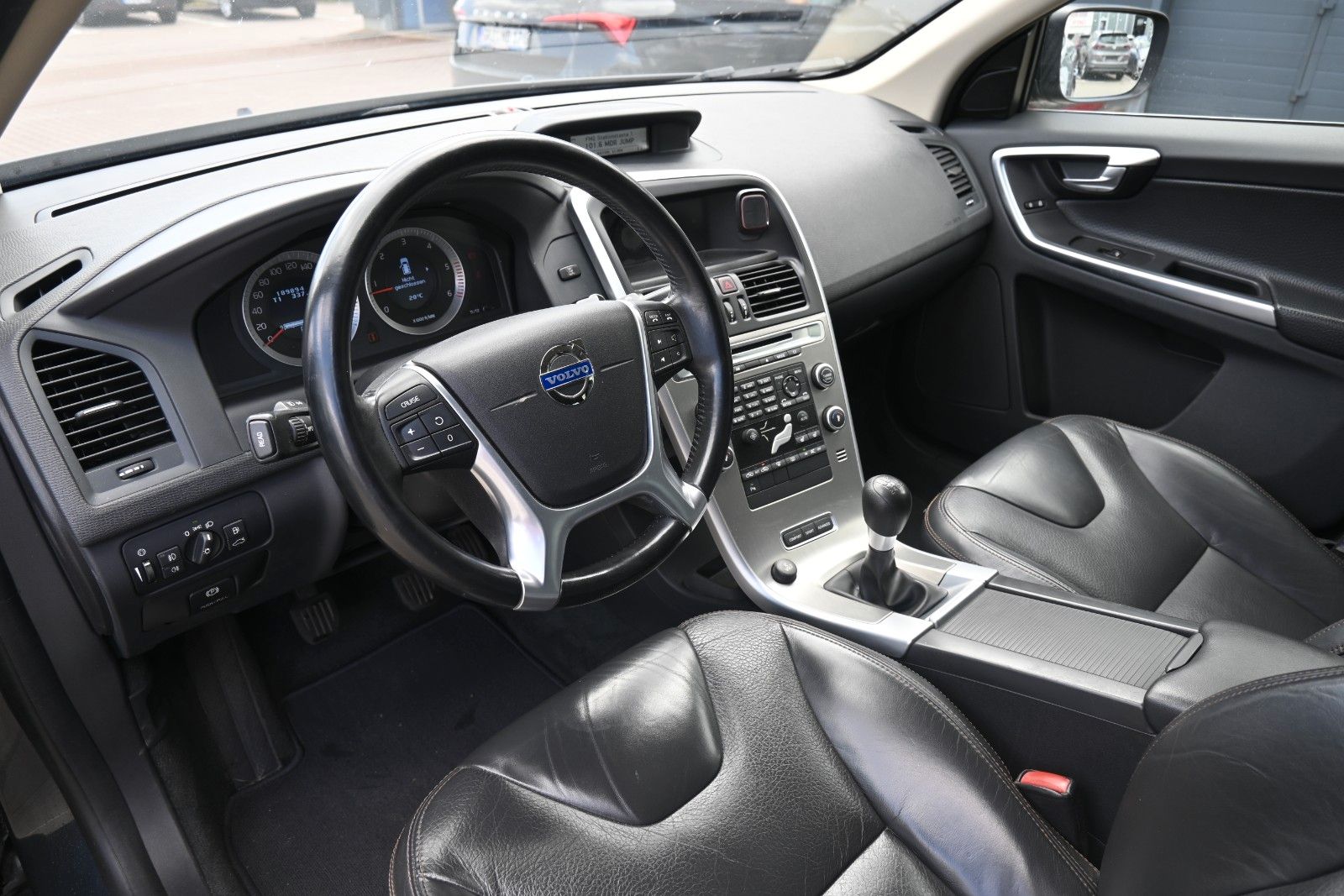 Fahrzeugabbildung Volvo XC60 2.4D Summum Drive*BiXenon*PDC*CD*Servo*USB