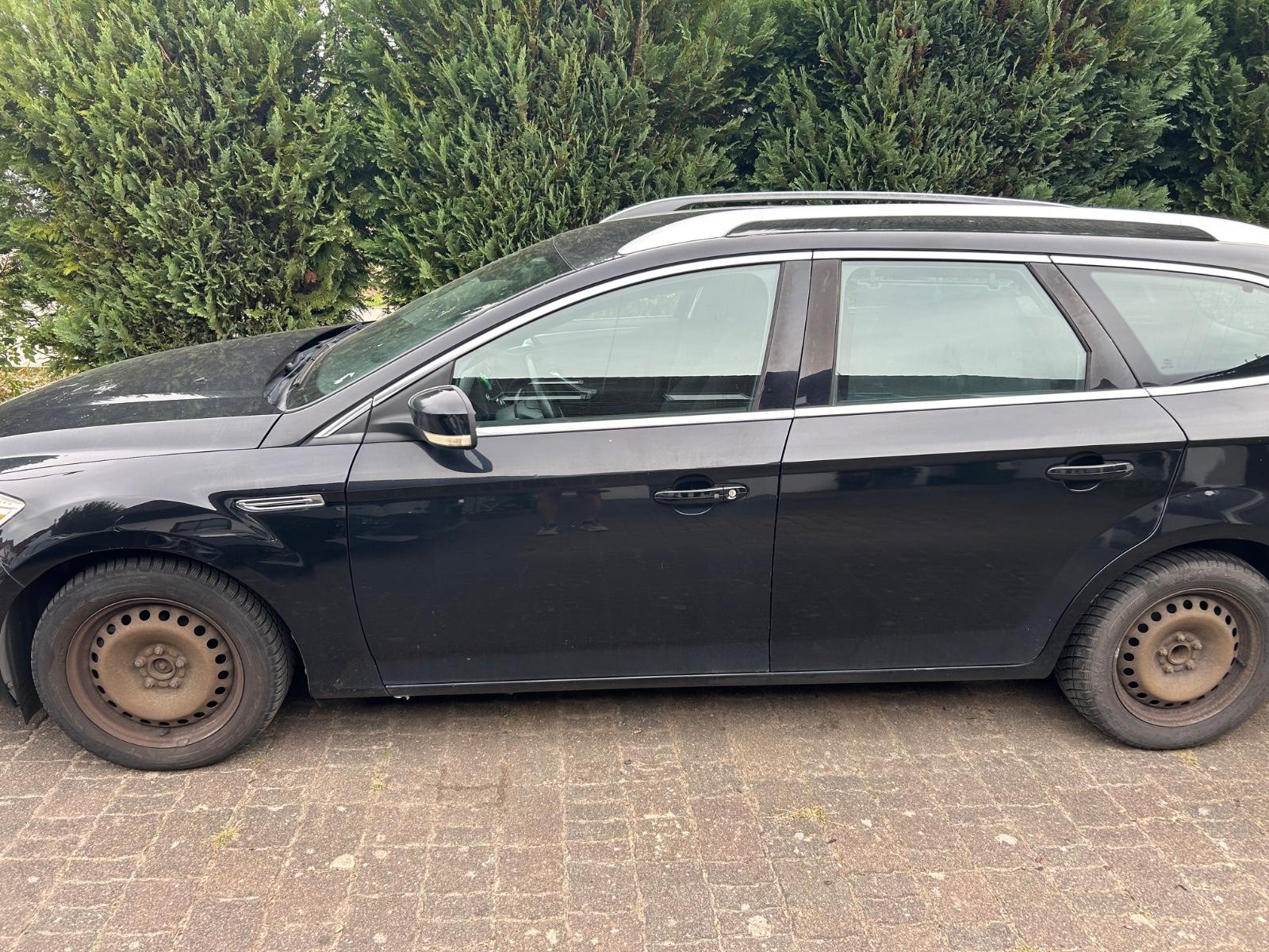 Ford Mondeo 2011 — rear view