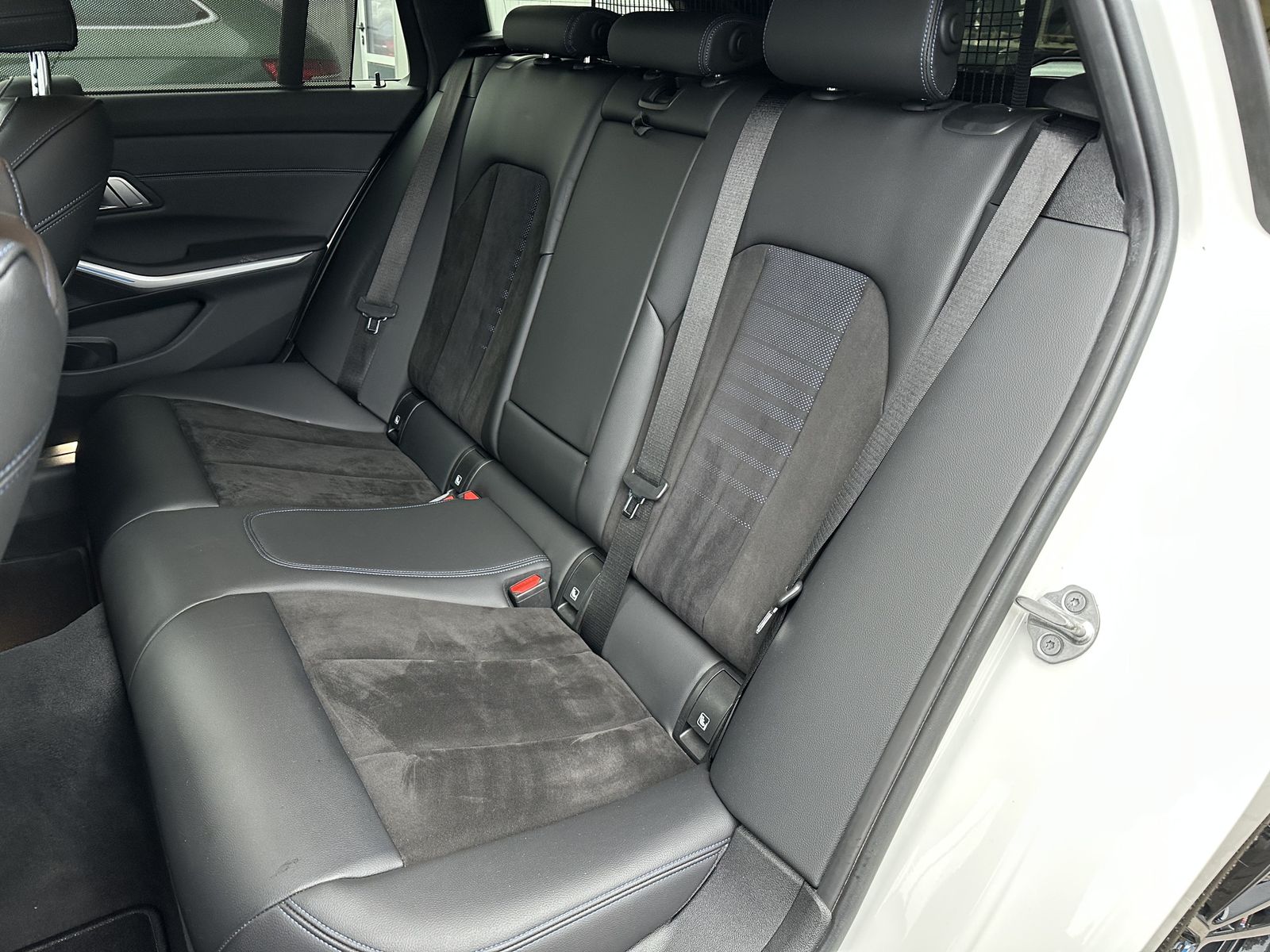 Fahrzeugabbildung BMW 320e Touring xDrive M-Sport NAV+LED+AHK+HIFI+KAM