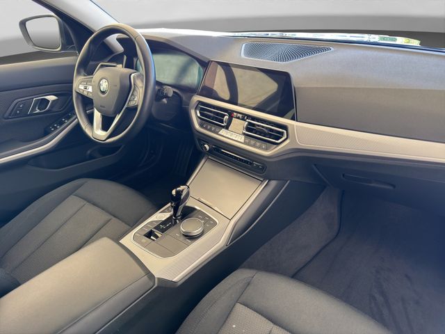 Fahrzeugabbildung BMW 318i Touring Automatik+Advantage+LED+Navi+AHK