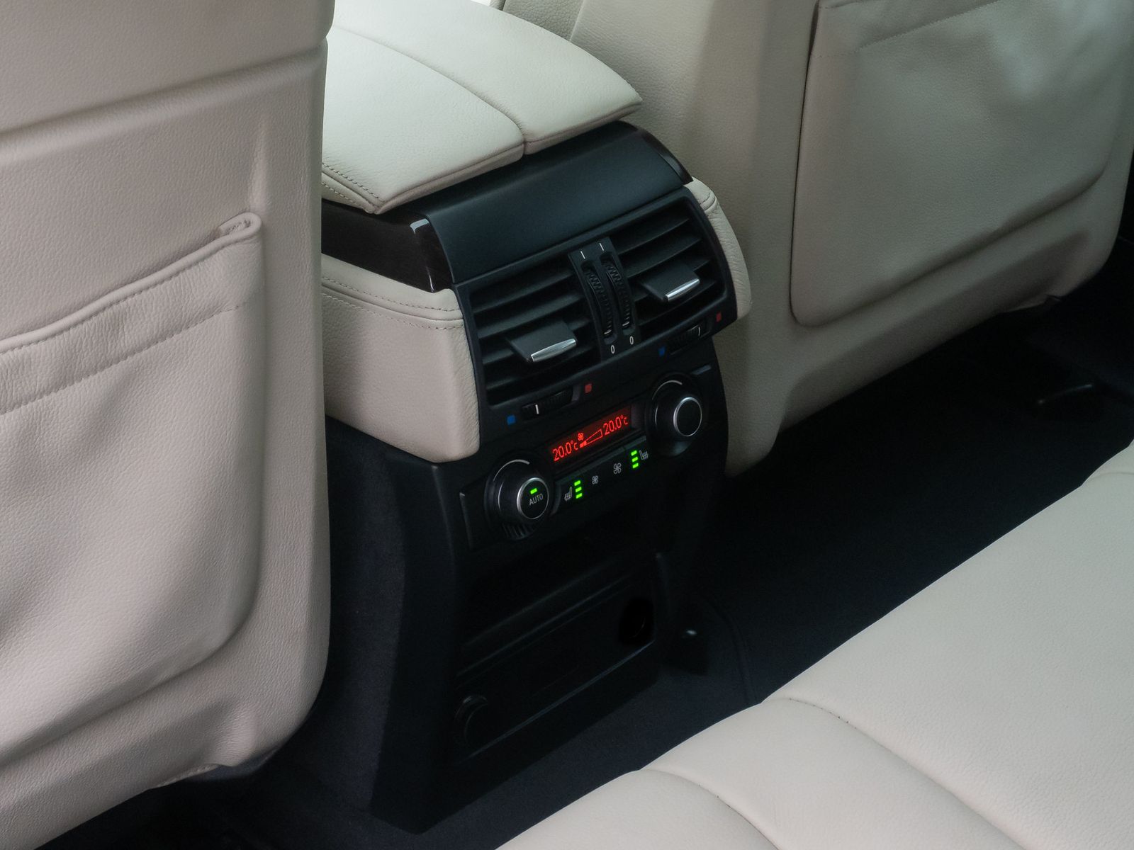 Fahrzeugabbildung BMW X6 M50d ACC HUD Bi-Xenon 360°SoftClose Alarm 20"
