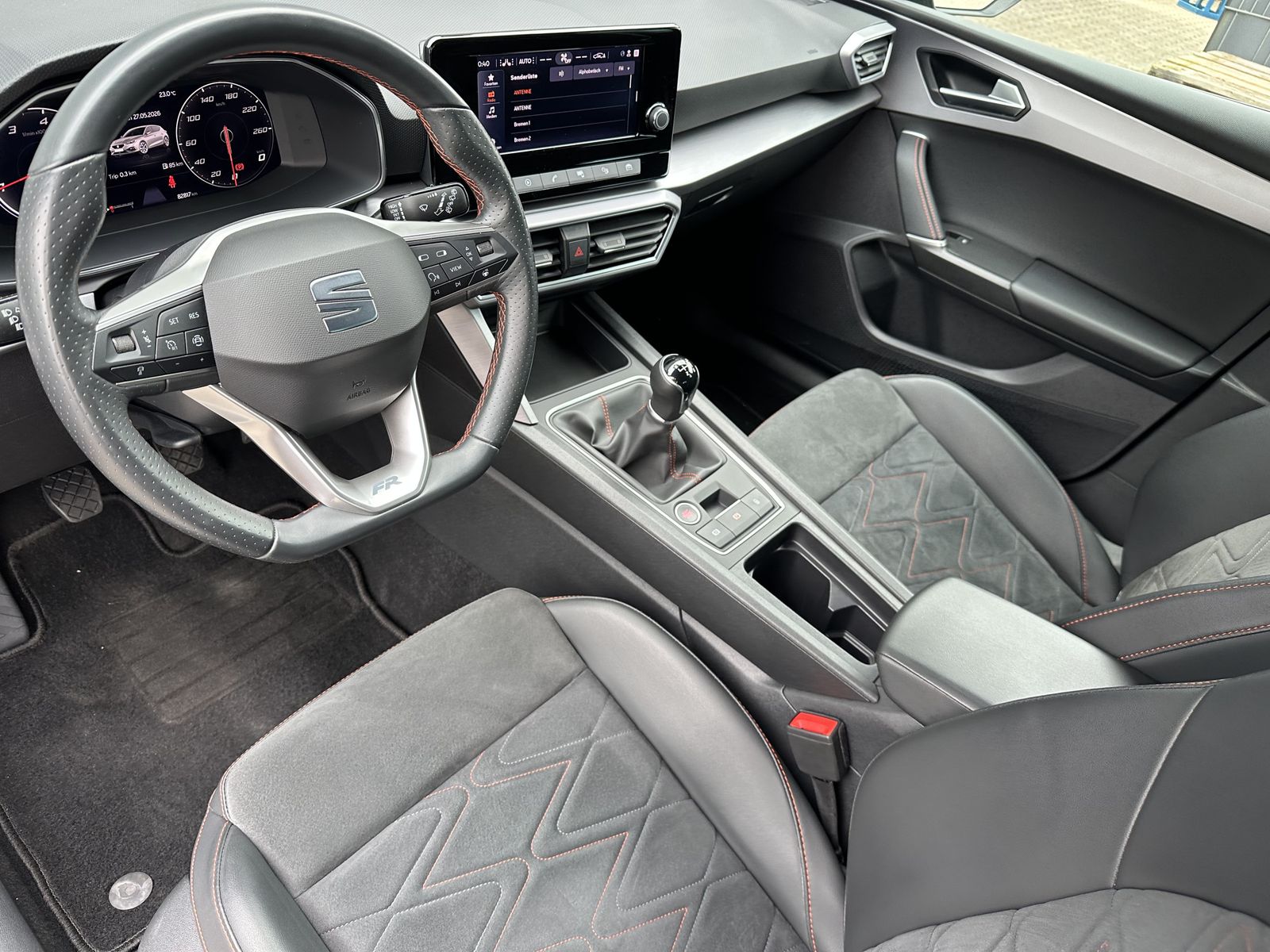 Fahrzeugabbildung SEAT Leon 2.0 TDI FR LED+ACC+SHZ+VCOCKPIT+CARPLAY+PP