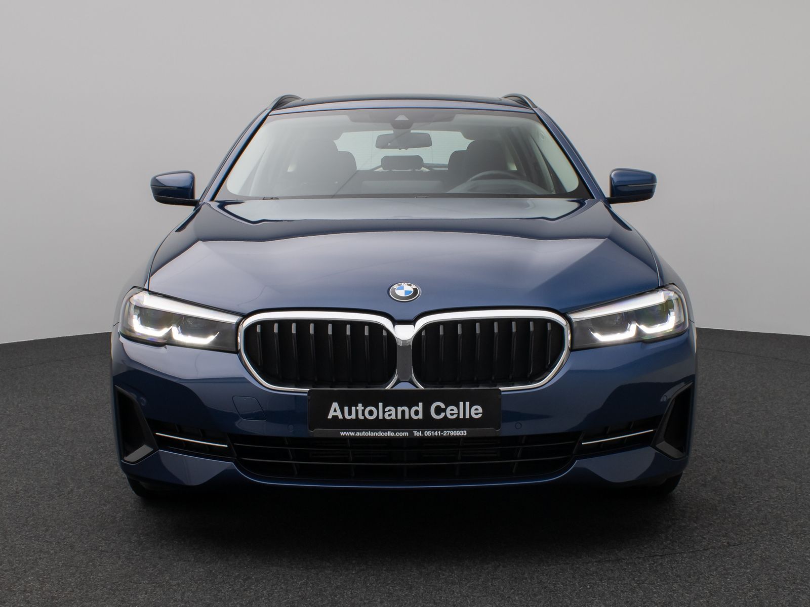 Fahrzeugabbildung BMW 530d Panorama Kamera HUD DAB Alarm AHK Sport