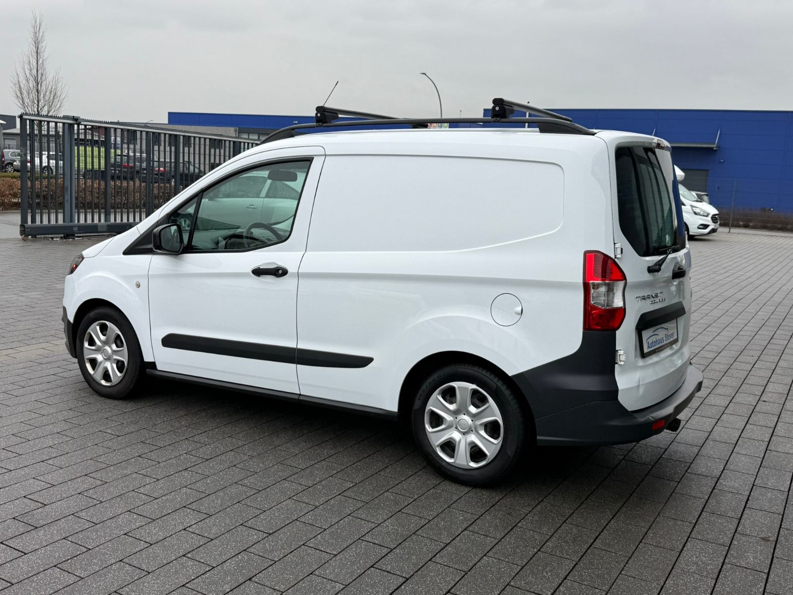 Fahrzeugabbildung Ford Transit Courier Basis AHK ZV SERVO FLÜGELTÜREN