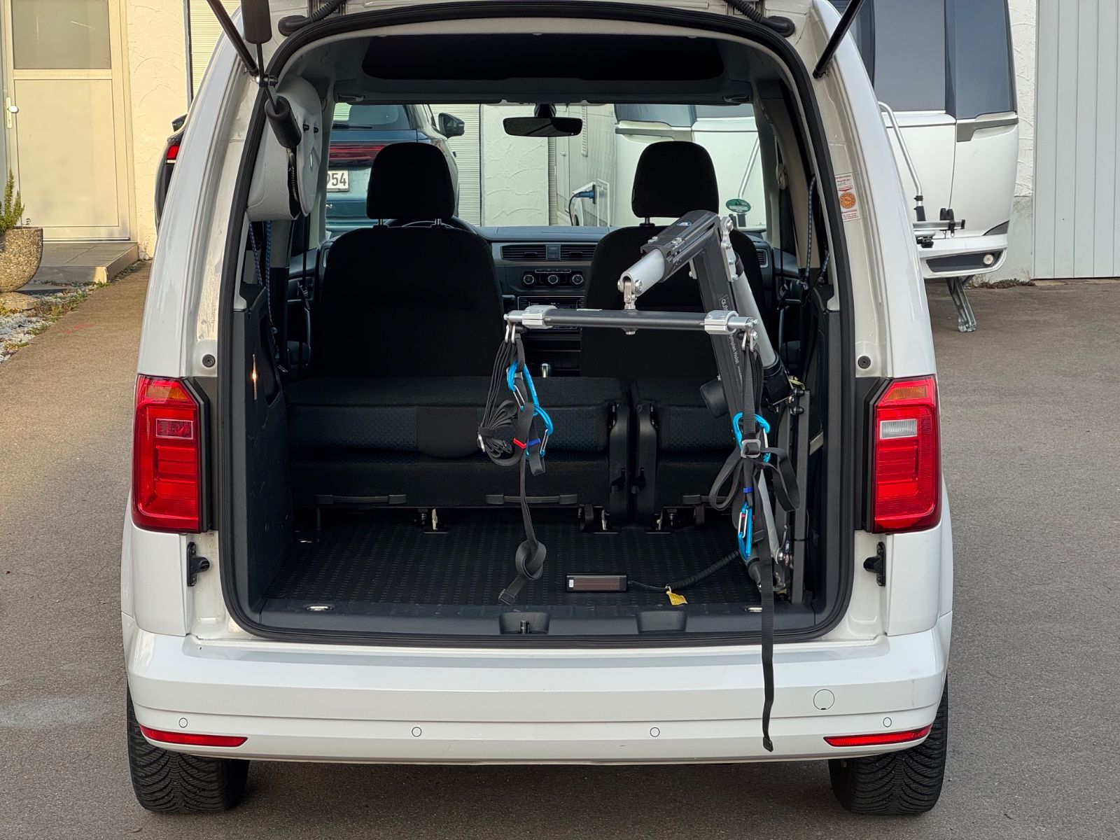 VW Caddy*AUTOM.ROLLSTUHLIFT*ELEKT.HECKKLAPPE*BEHIND