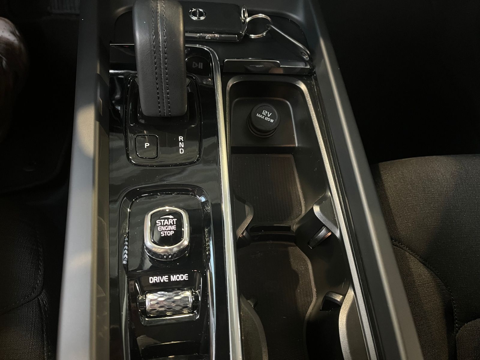 Fahrzeugabbildung Volvo V60 Kombi Momentum Pro LED NAVI ALU