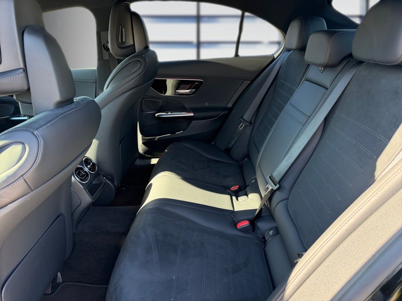 Fahrzeugabbildung Mercedes-Benz C 300 d AMG+NIGHT+AMBIENTE+DISTRONIC+KAMERA