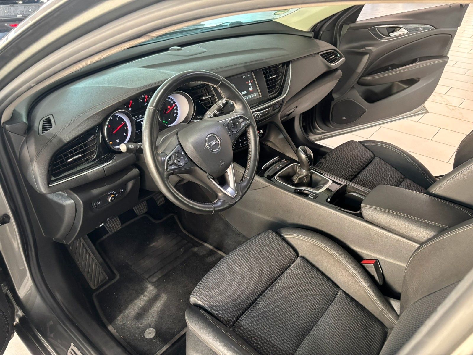 Fahrzeugabbildung Opel Insignia B ST 1.5 INNOVATION NAVI/SHZ/KAMERA/MAT