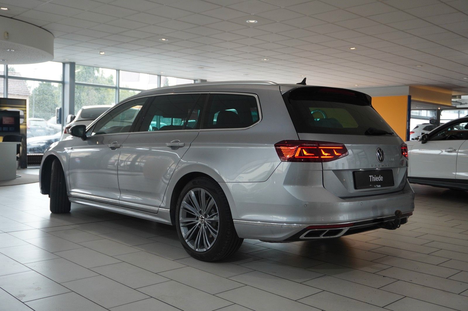 Fahrzeugabbildung Volkswagen Passat VARI. 2.0D R-LINE 4M NAVI/LED/KAMERA/AHK