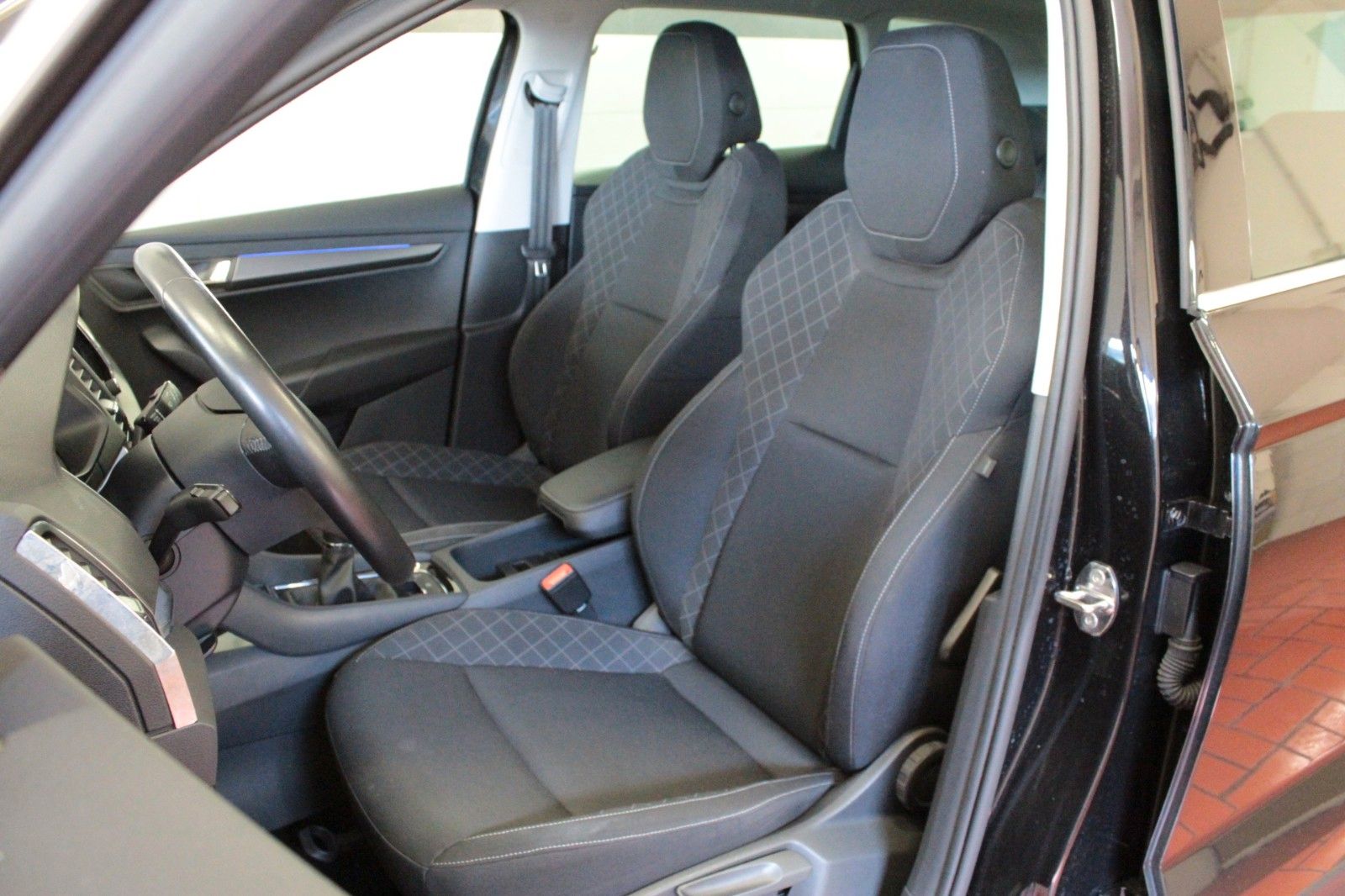 Fahrzeugabbildung SKODA Karoq 1.0 TSI AMBITION  AHK *Allwetter*