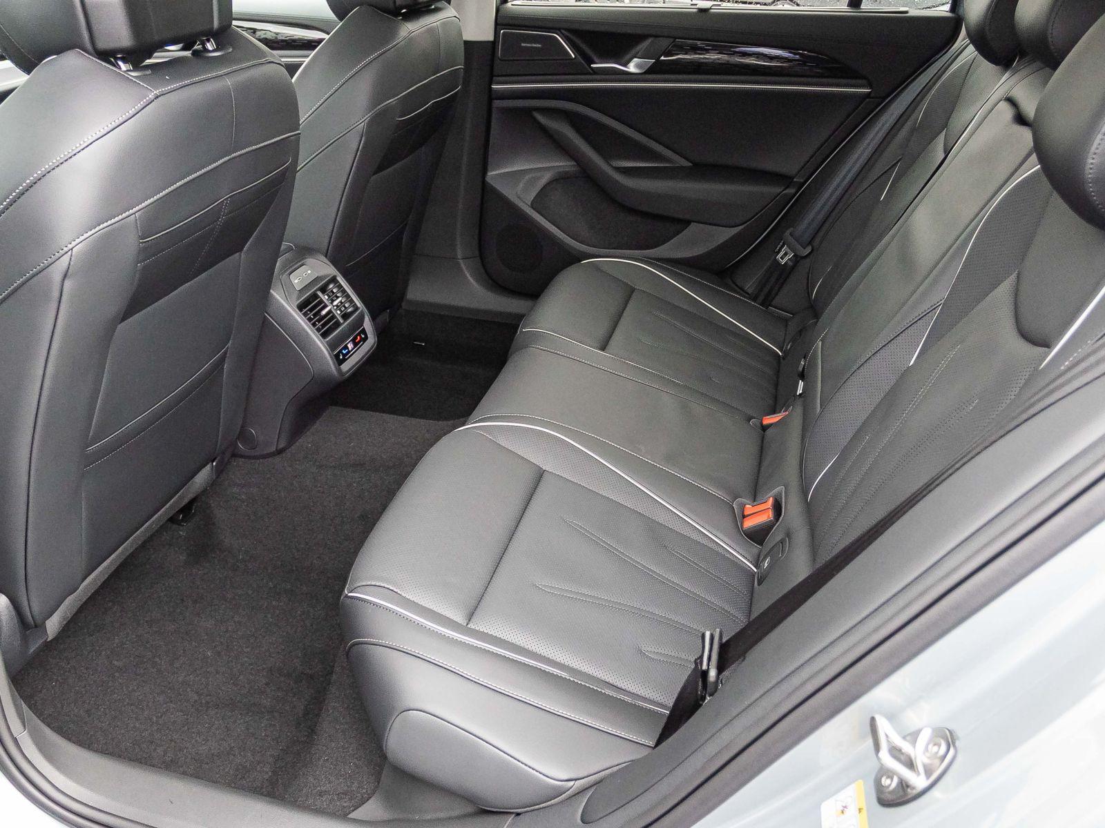 Volkswagen Passat Variant Elegance 1.5 eHybrid DSG Navi LED