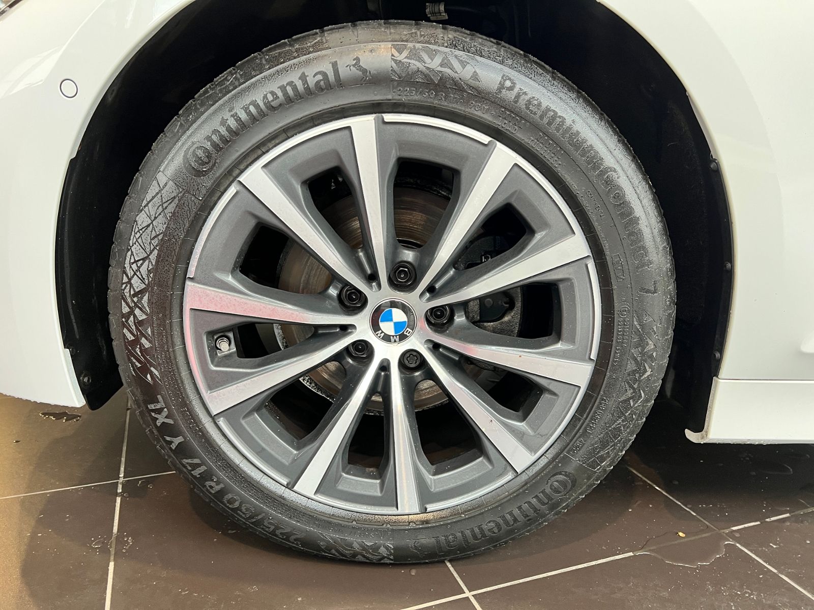 Fahrzeugabbildung BMW 320i Touring Sport Line PANO ACC LASER RFK
