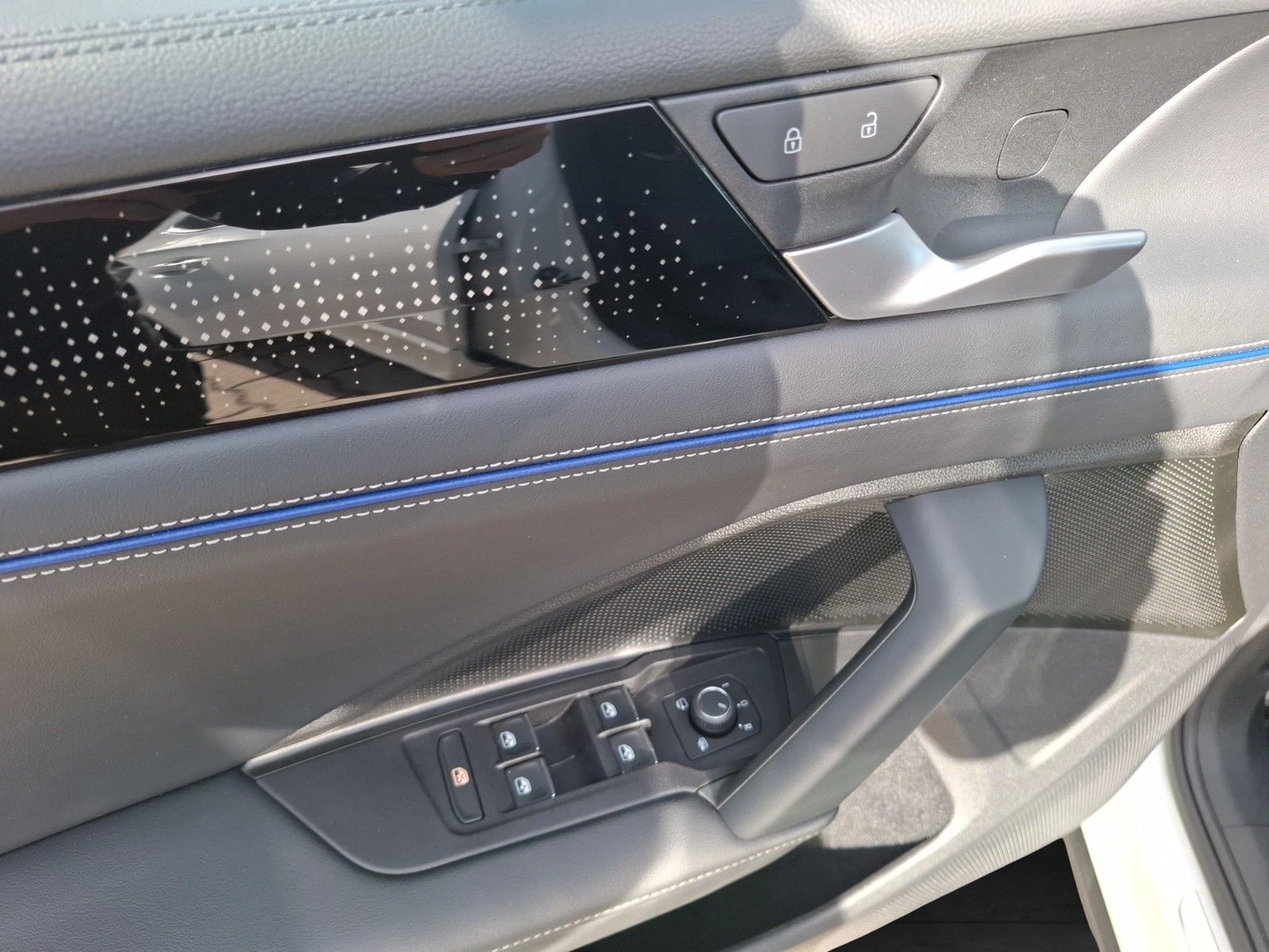 Fahrzeugabbildung Volkswagen Tiguan TDI R-Line DSG LEDplus AHK Navi AID ACC R