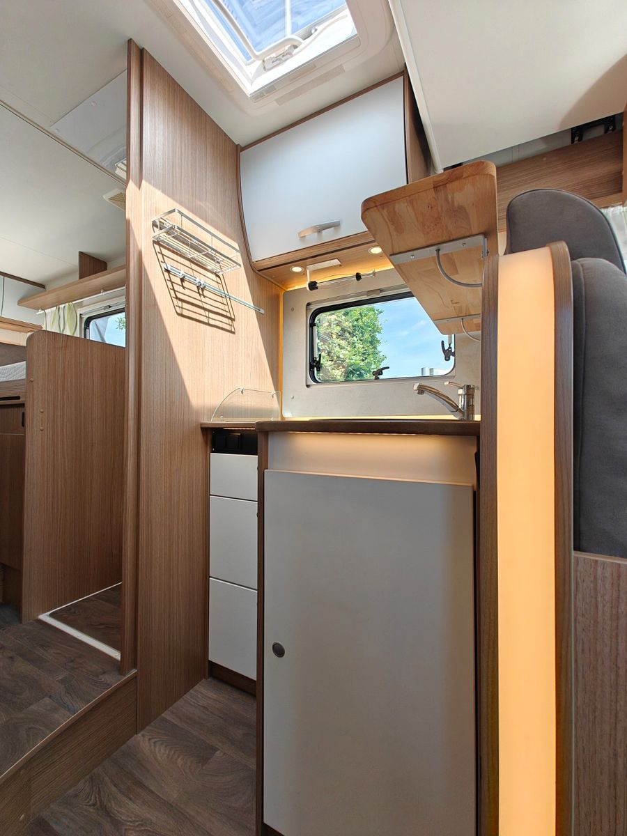 Fahrzeugabbildung Carado T-447 Clever+ Edition - SAT, TV, A/T, Hubbett -