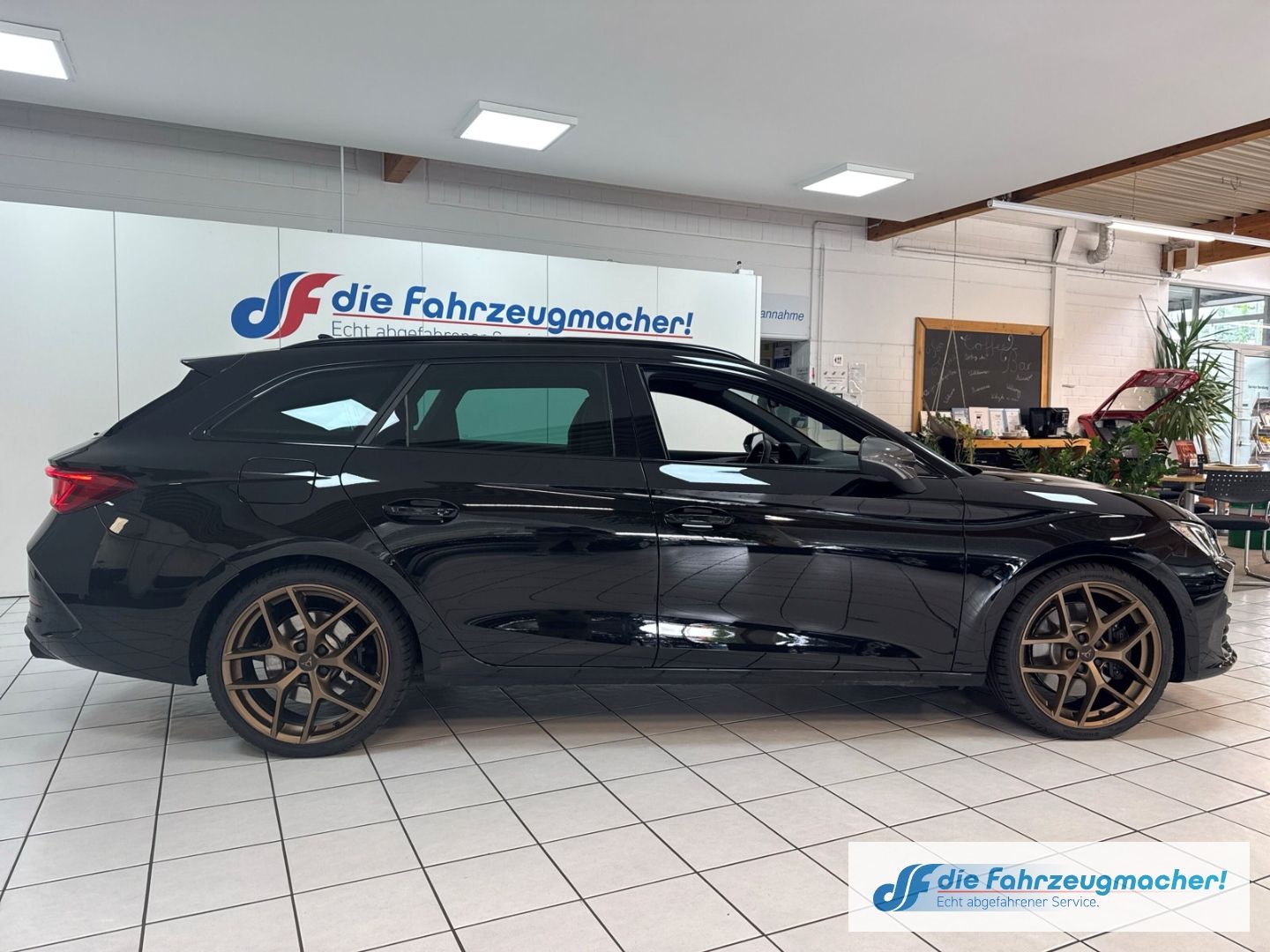 Fahrzeugabbildung SEAT Leon CUPRA Sportstourer VZ 4Drive 2.0 TSI LED Na