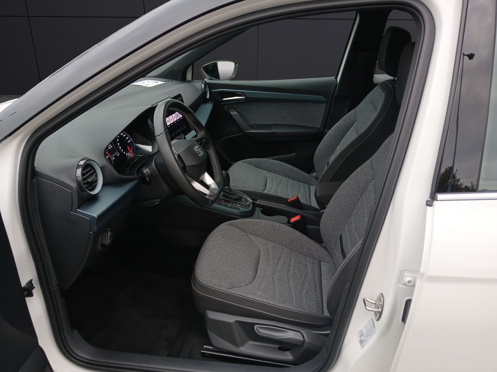 Fahrzeugabbildung SEAT Arona TSI Xperience DSG LED AHK GRA PDC SH LM