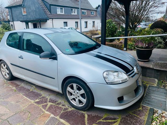 Volkswagen Golf V in der Farbe Silber