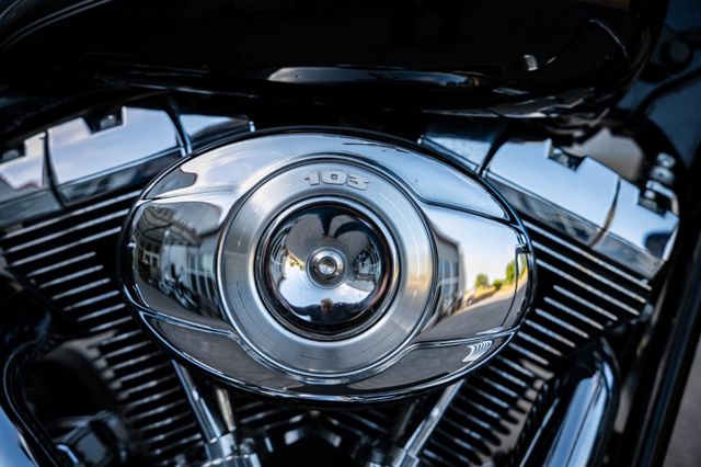 Fahrzeugabbildung Harley-Davidson FLHRC ROAD KING CLASSIC - CUSTOM PIPES