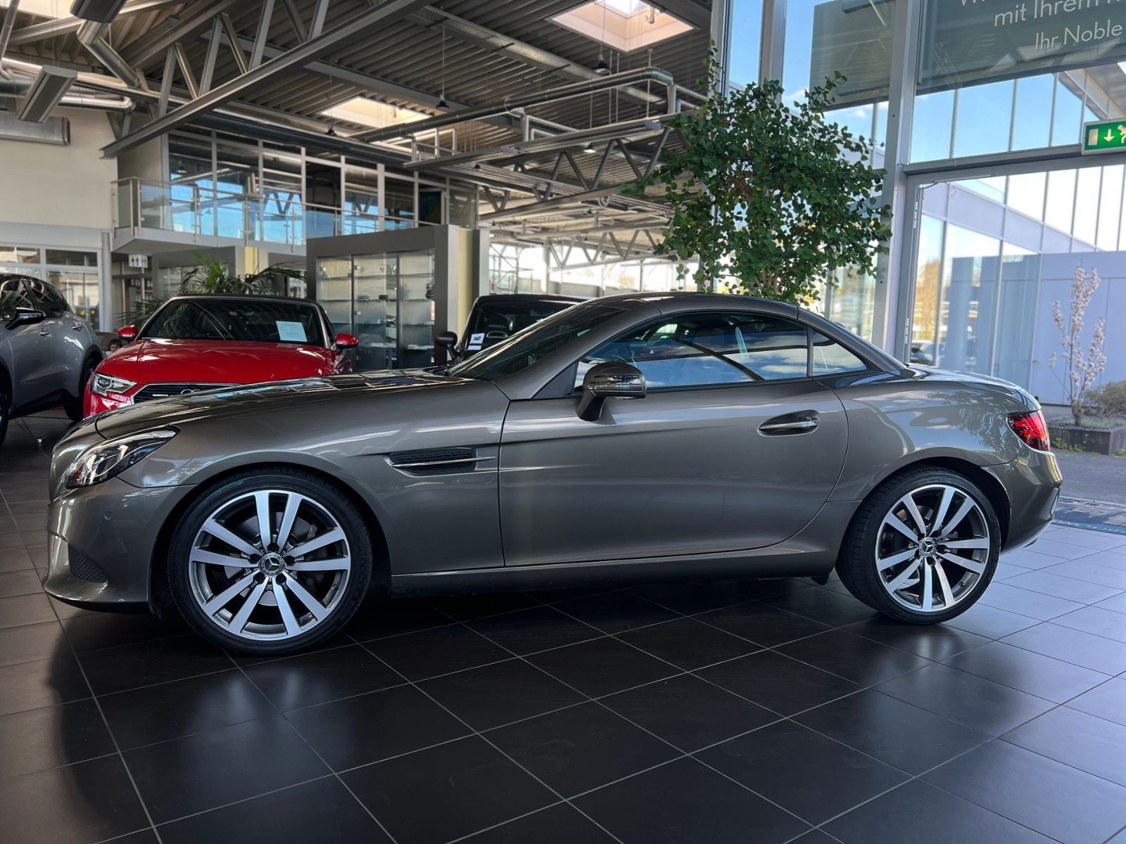 Fahrzeugabbildung Mercedes-Benz SLC 200 LED LEDER NAV SHZ PDC 18"