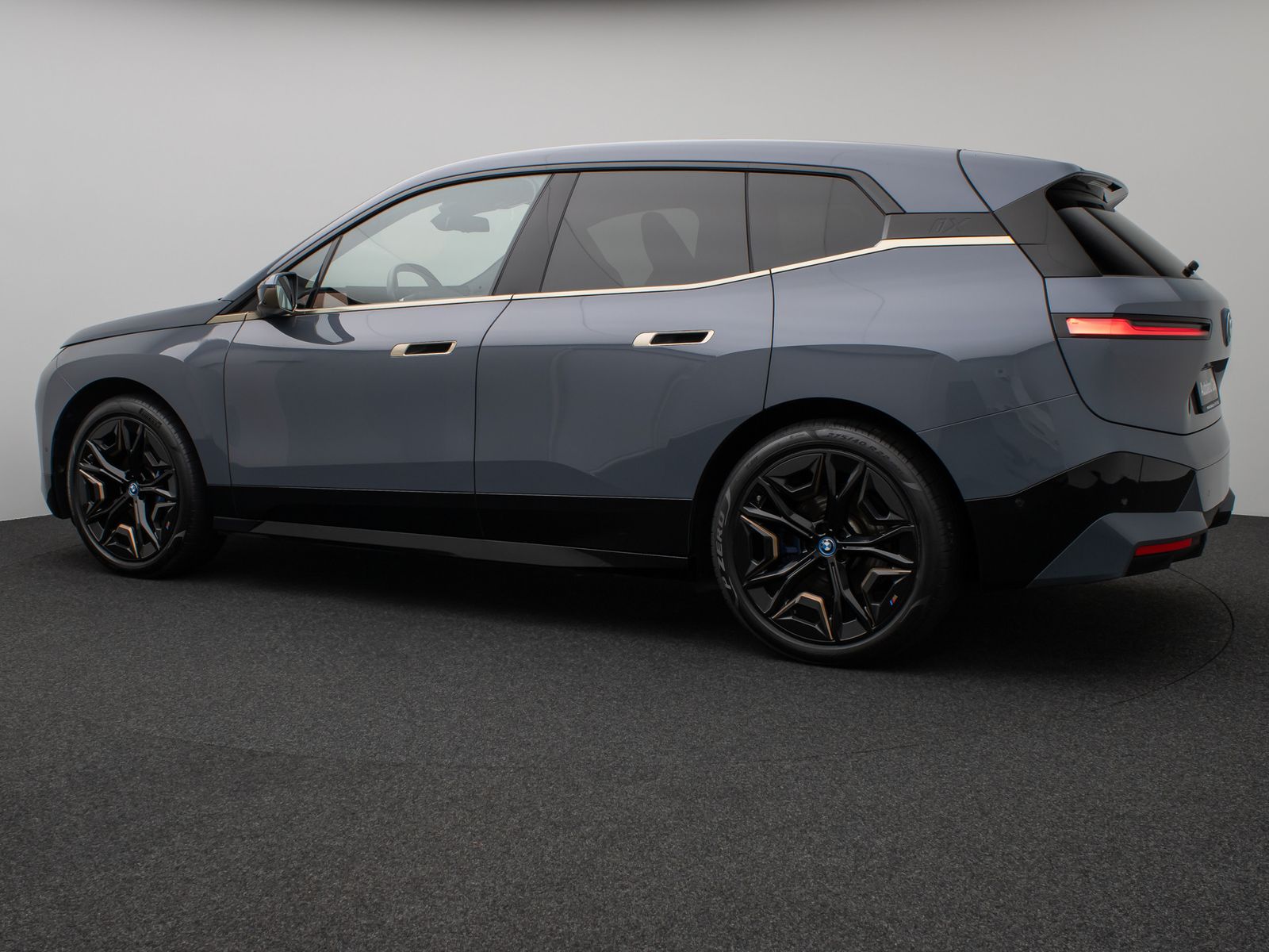 Fahrzeugabbildung BMW iX xD50 Sport Panorama 360°Laser H/K SoftCl 22"