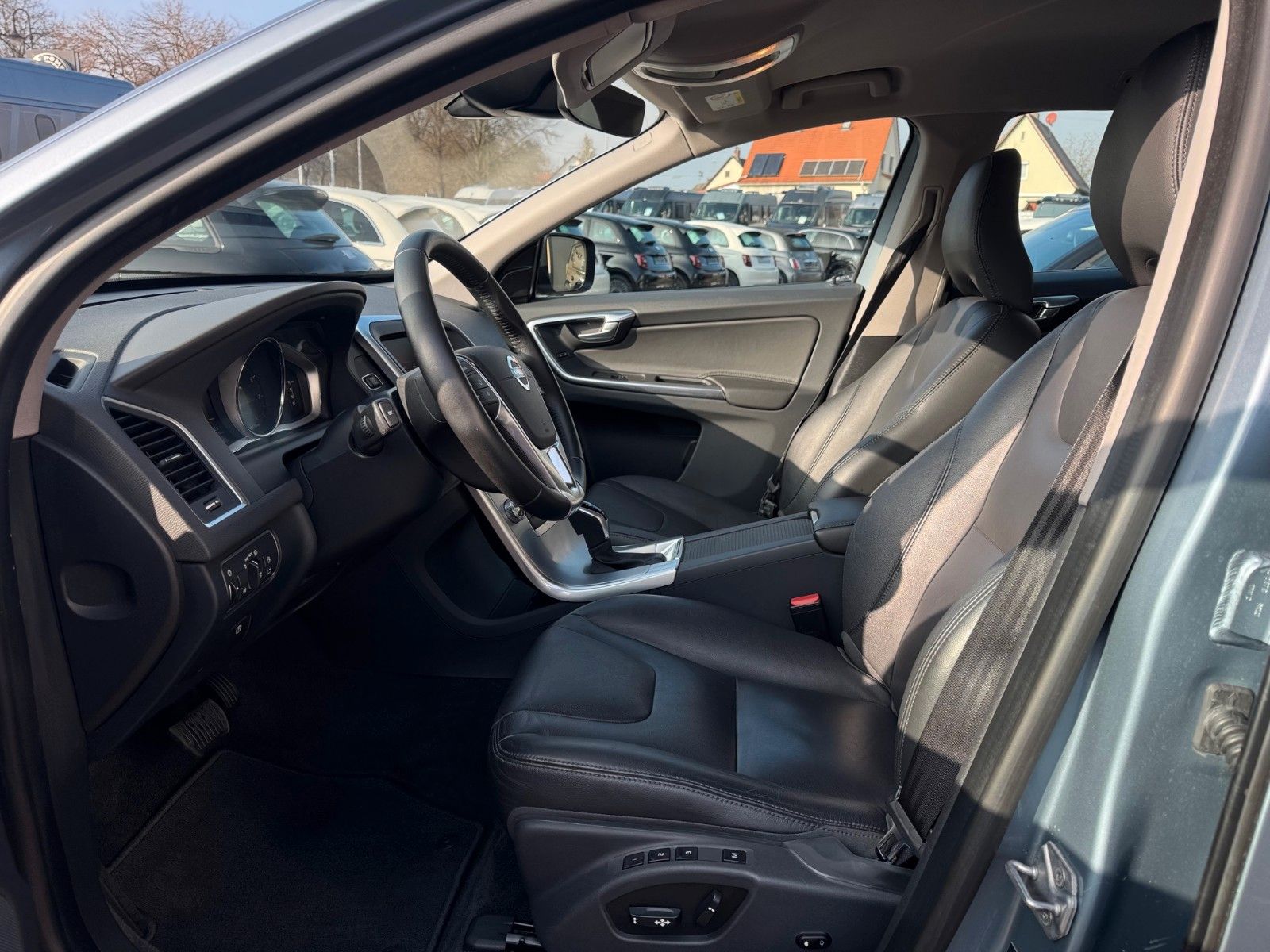 Fahrzeugabbildung Volvo XC60 Summum AWD 306PS NAVI LEDER SITZHZG AUTOM.