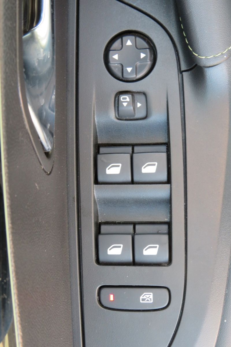 Fahrzeugabbildung Peugeot 2008 e- GT PANO NAVI KAMERA SITZH. PDC 1.HD