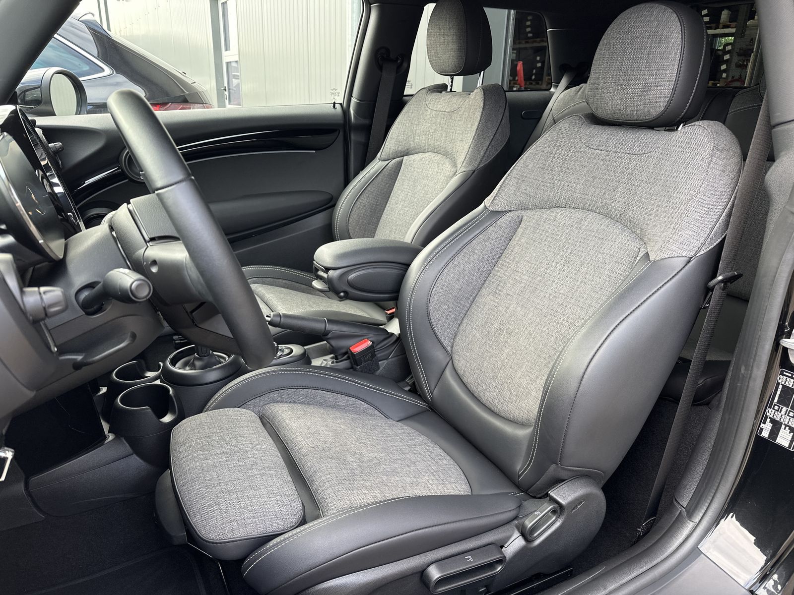 Fahrzeugabbildung MINI Cooper Classic Trim Black Ext. NAV+LED+KAM+CARPL