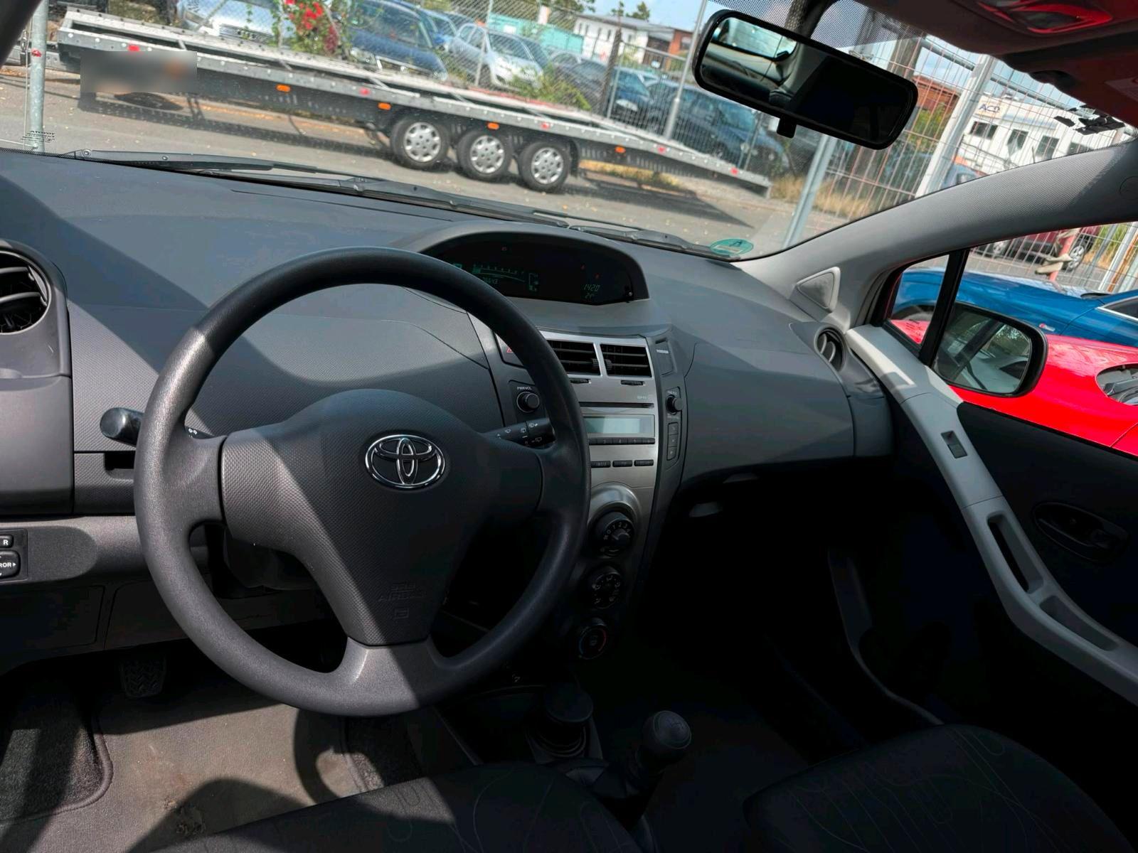Toyota Yaris 2009 — photo 7
