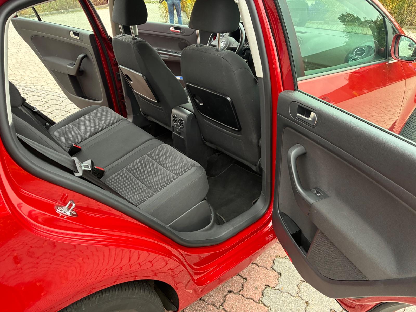 Volkswagen Golf Plus 2011 — interior