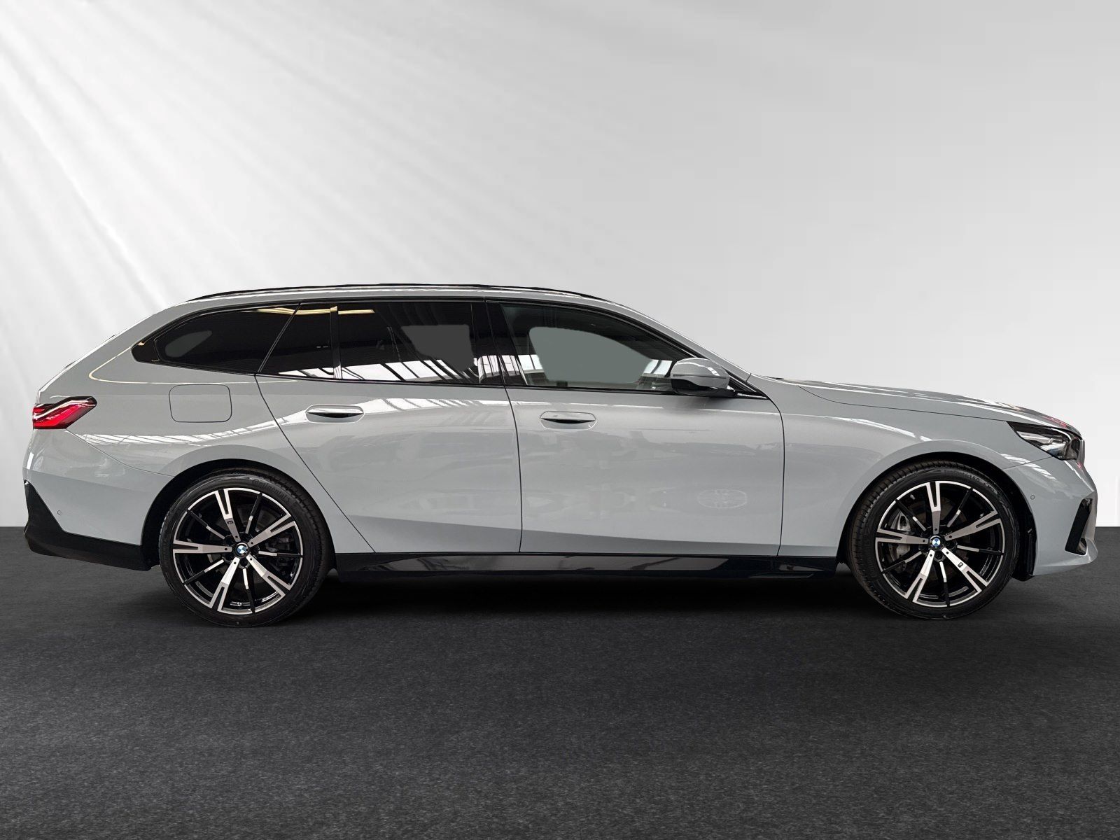 BMW 540d xDrive Touring M Sport AHK Pano 20 LMR B&W foto 2