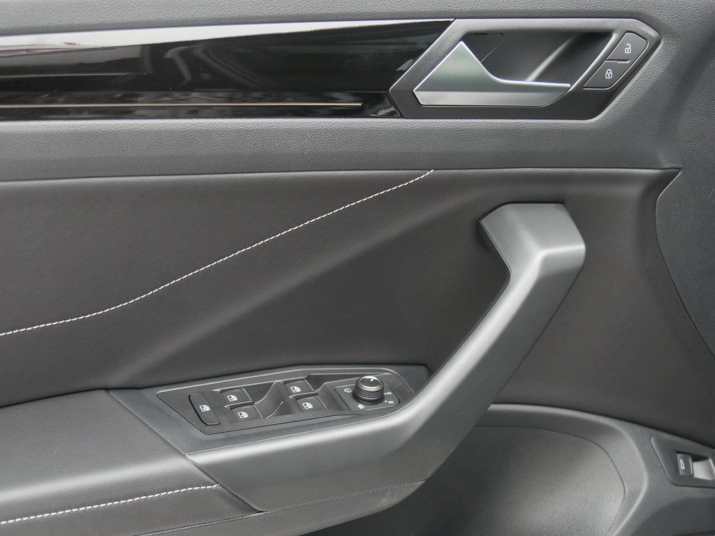 Fahrzeugabbildung Volkswagen T-Roc R-Line 1.5 TSI DSG AHK App-Connect