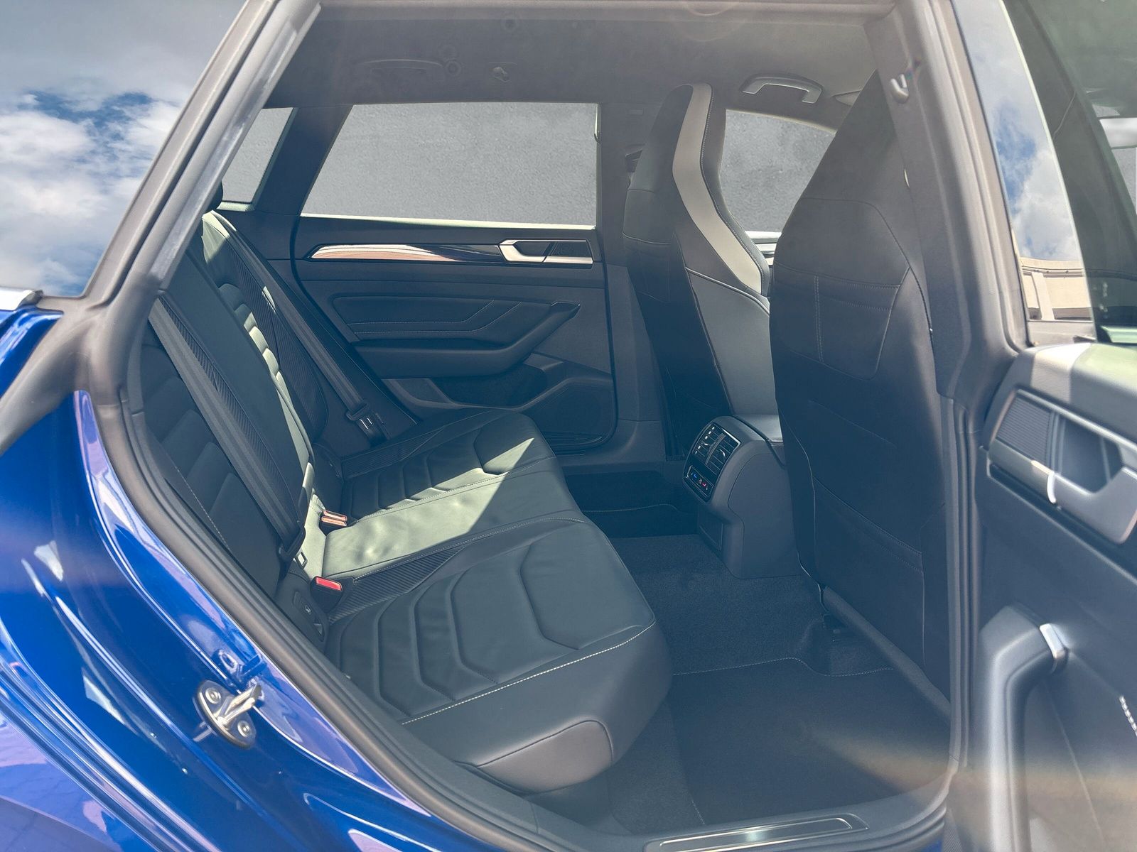 Fahrzeugabbildung Volkswagen Arteon Shooting Brake R-Line Keyless DCC Ambient